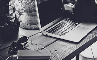 爱游戏官方入口-双方球队在比赛中一决胜负，全场观众为之沸腾，双方球队在每个半场各有一次几分钟暂停的权利