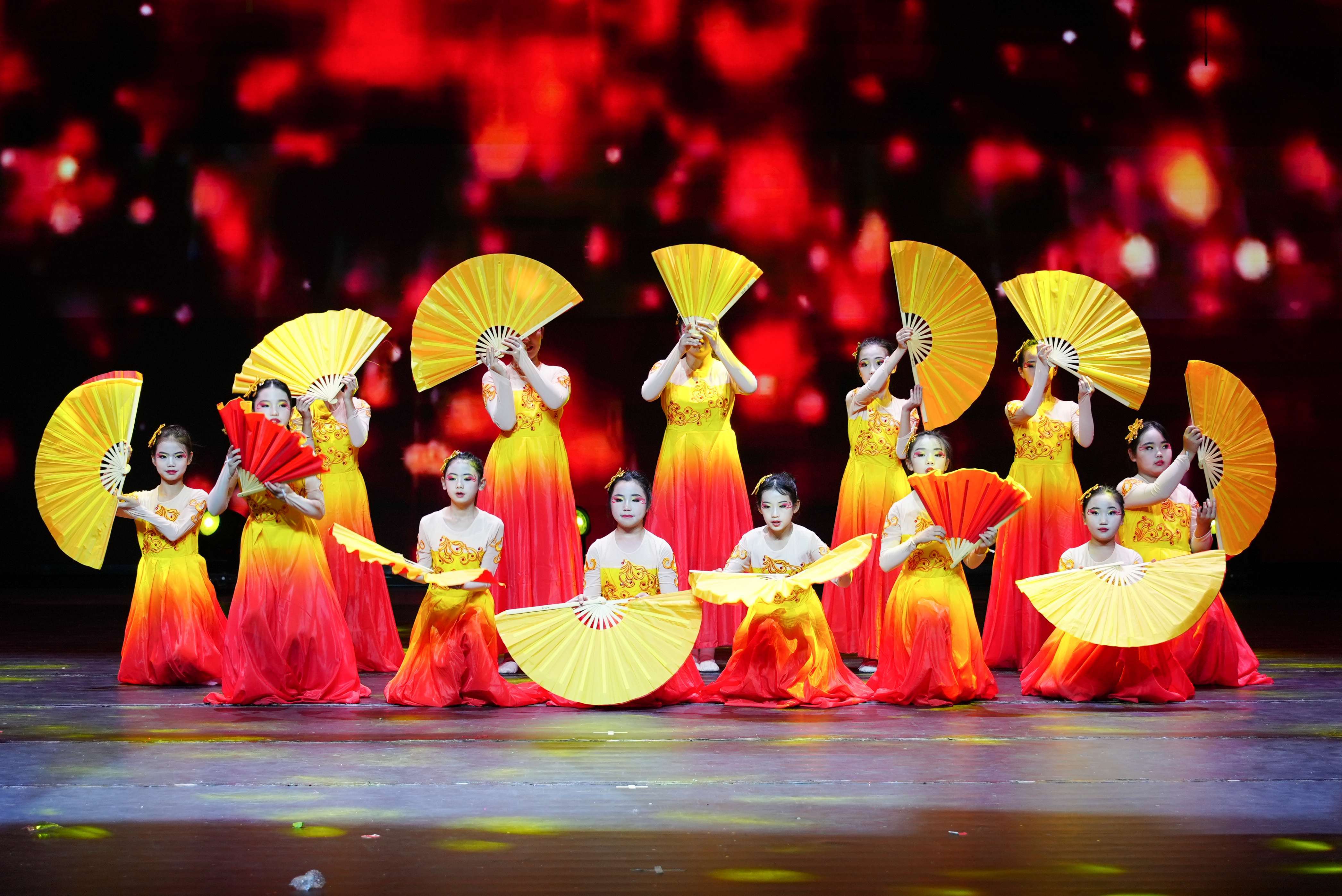 比赛现场庆典活动精彩纷呈，观众赞不绝口的简单介绍