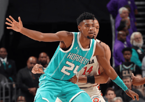 爱游戏登录入口-黄蜂前锋表现出色，成为球队进攻核心