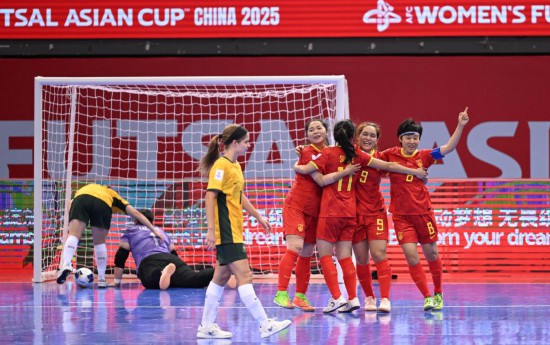 爱游戏官网-勇敢女足球队出战，赢得一观众称赞的简单介绍