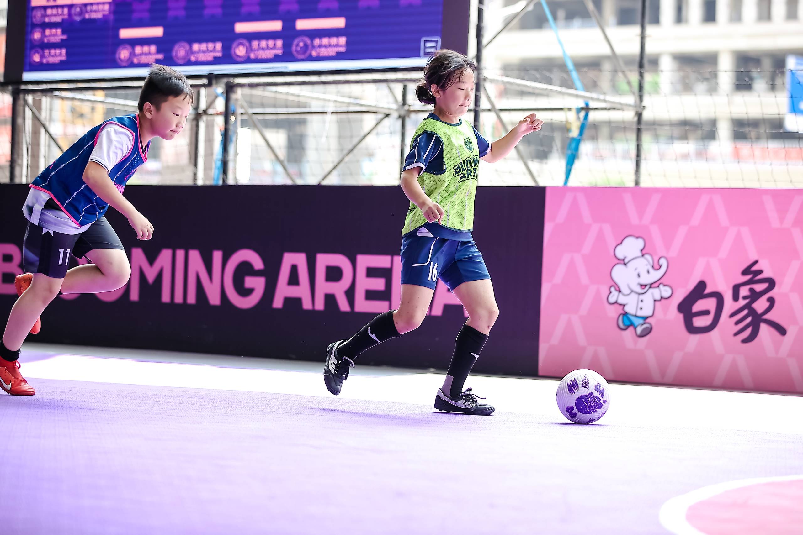 爱游戏-激烈的足球角逐，让人着迷不已