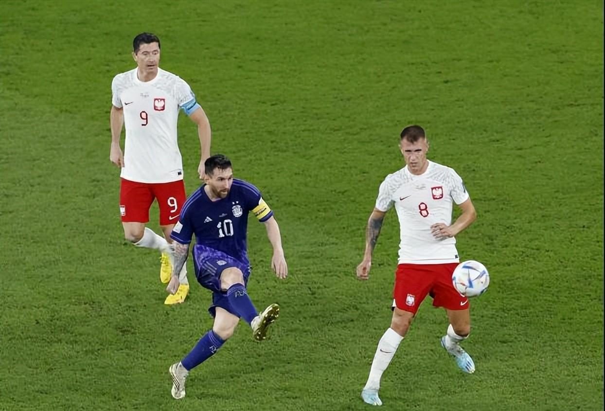 激烈的足球角逐，让人着迷不已