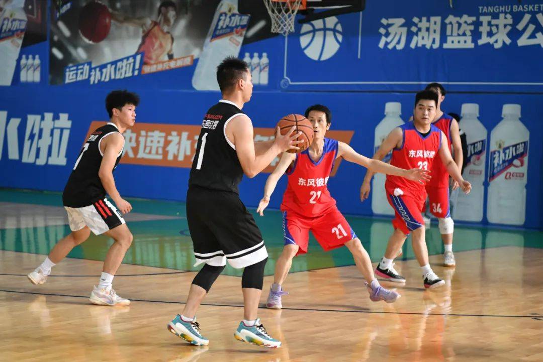 全神贯注！球队热血拼搏争夺胜利