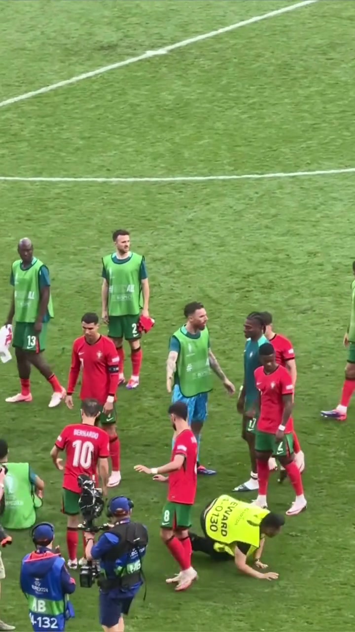 欧洲杯预选赛上的紧张对决引发球迷狂热的简单介绍