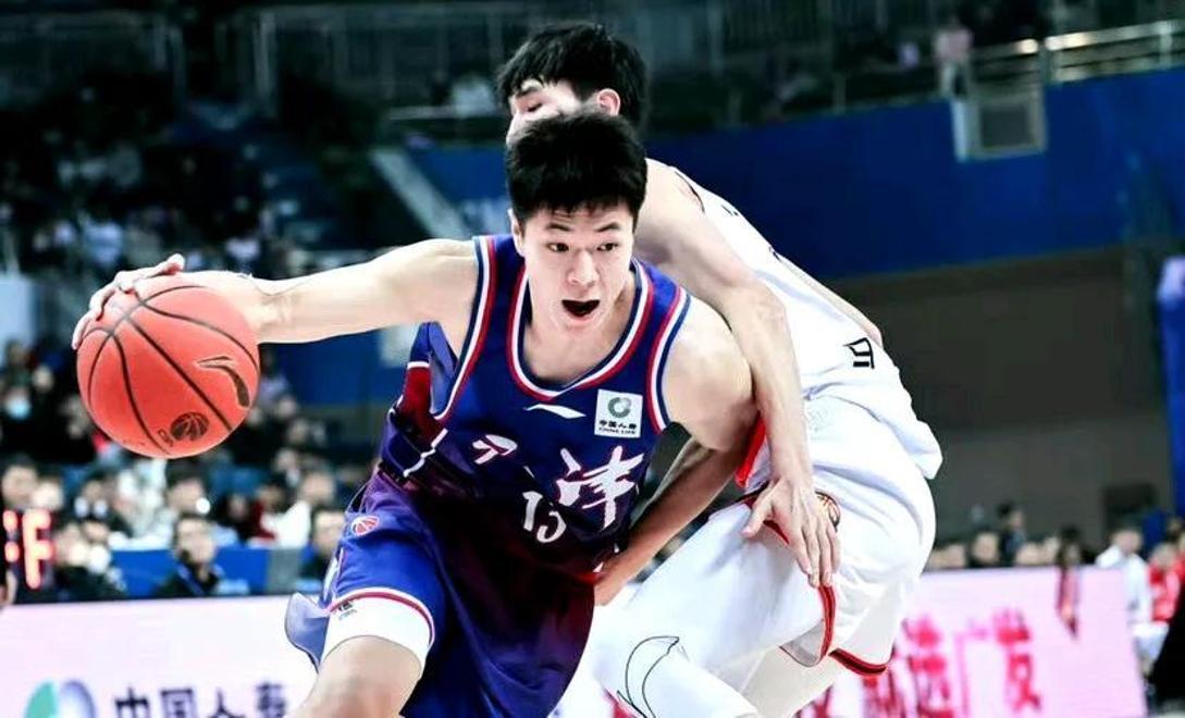 传球技巧纷呈，比分紧咬不放的简单介绍