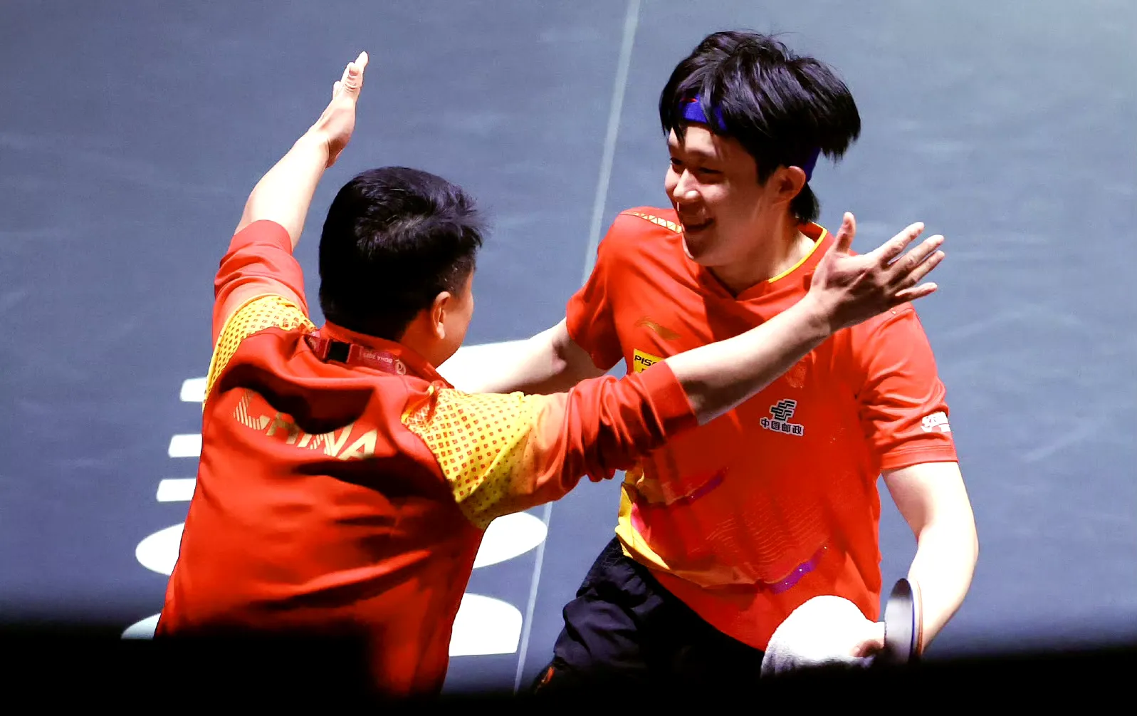 爱游戏官网-双方球员展示默契配合，力争胜利