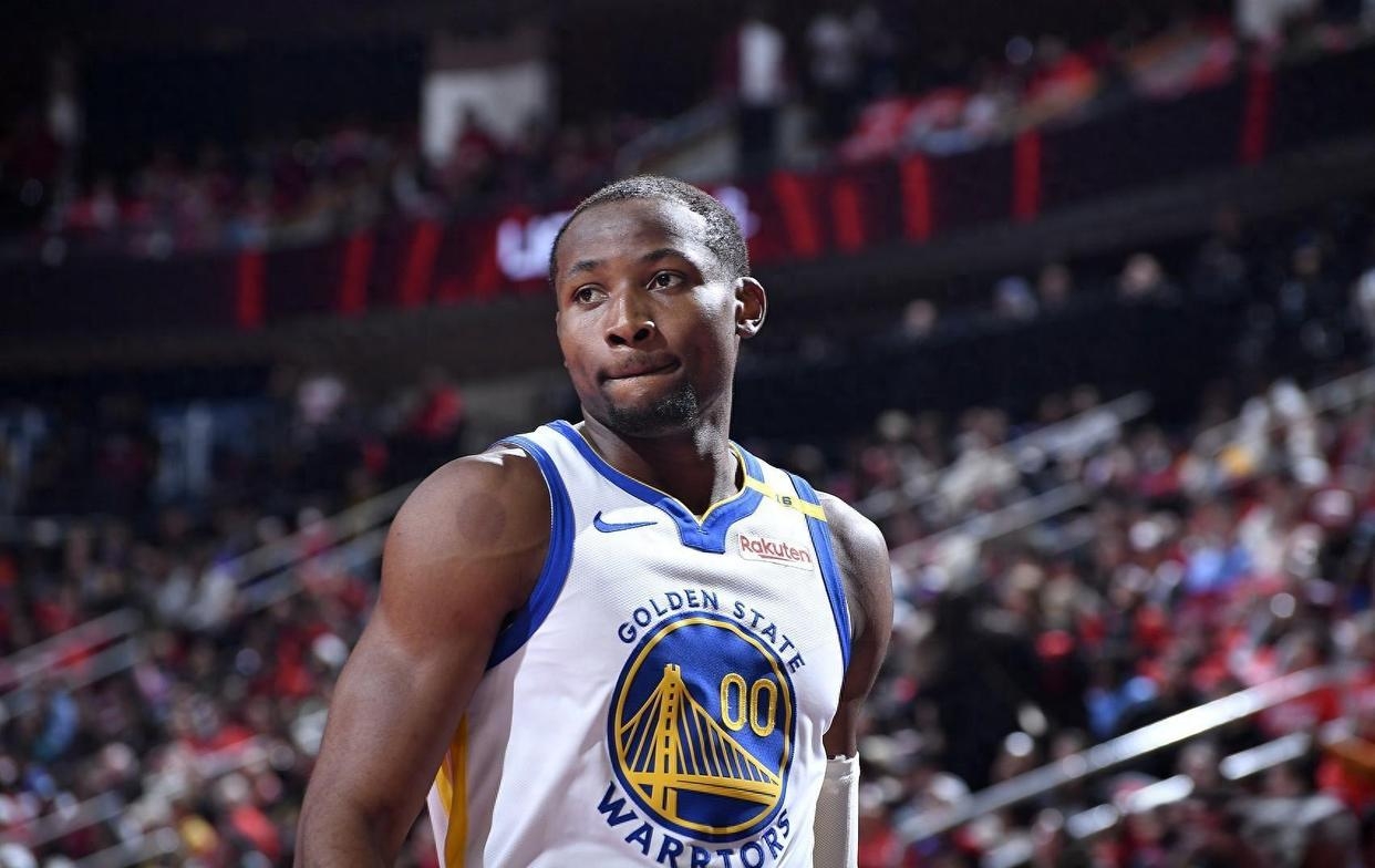 勇士抢得胜利，球队士气大振以傲视群雄势头的简单介绍