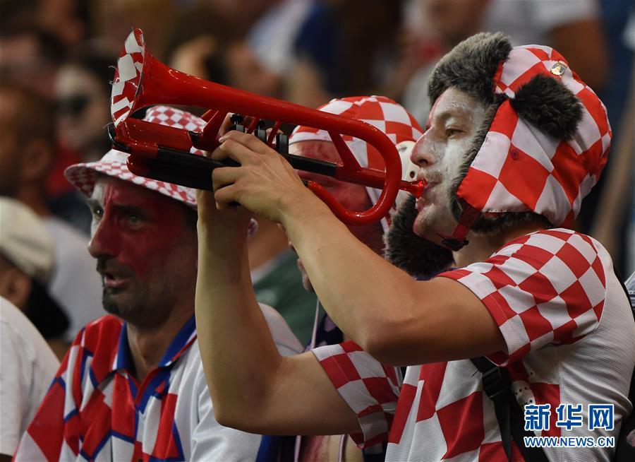 冰岛队失利后球迷愤怒抗议主裁判决定的简单介绍 冰岛队失利后球迷愤怒抗议主裁判决定的简单介绍