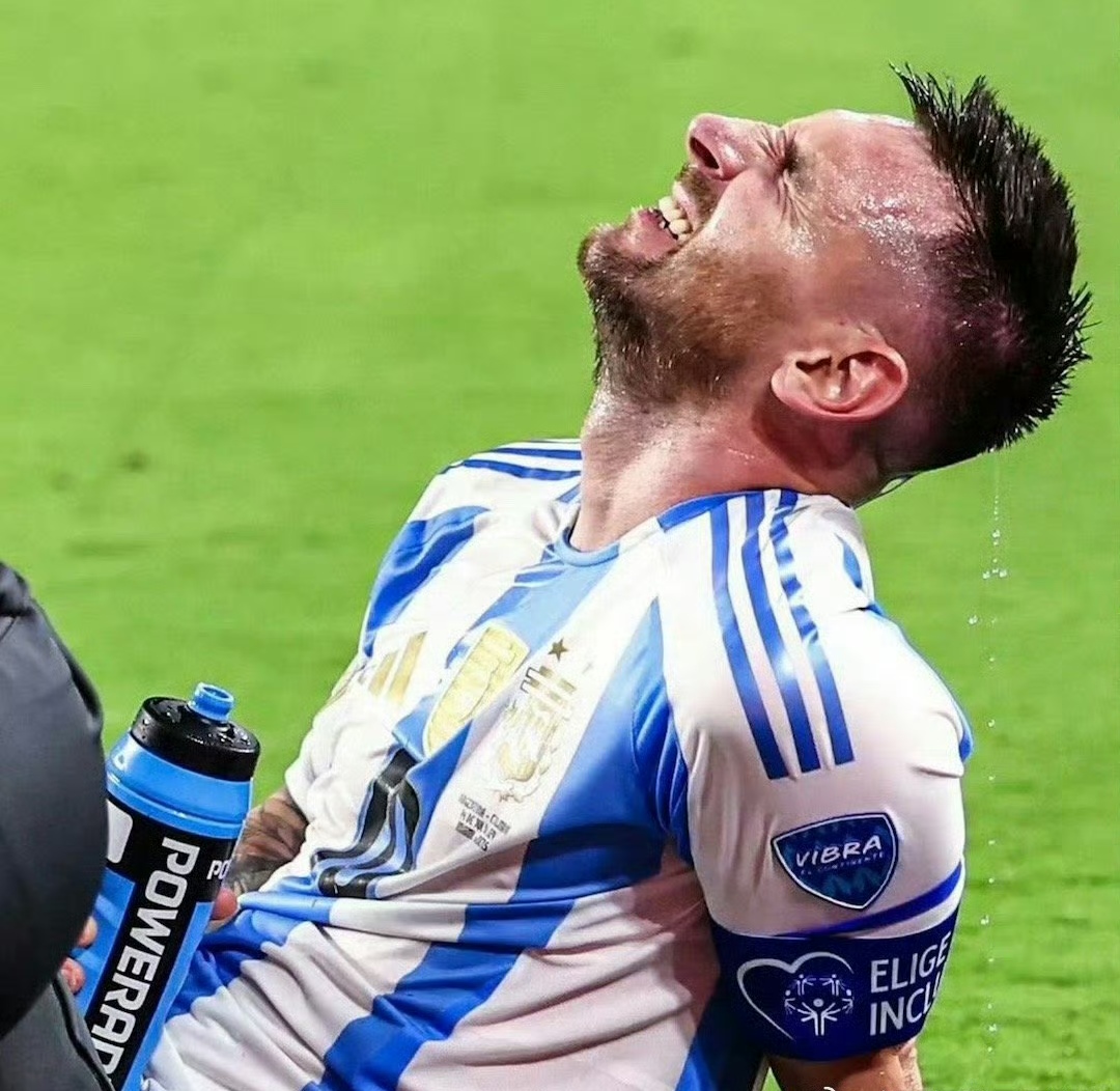 爱游戏app-足球明星的精彩表现受到球迷极力追捧