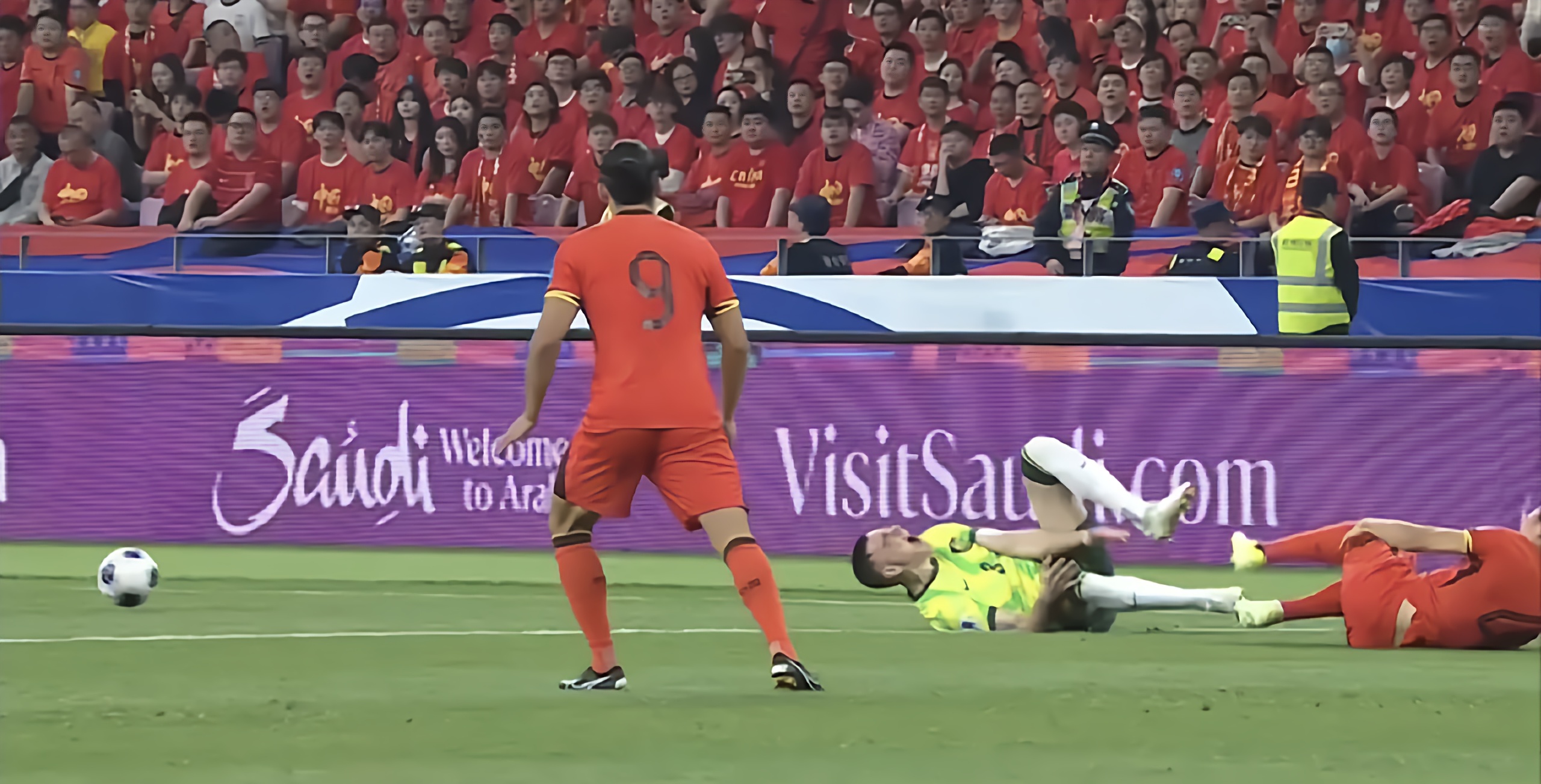 紧张对决触发激烈对抗,球迷热情高涨的简单介绍 紧张对决触发激烈对抗,球迷热情高涨的简单介绍