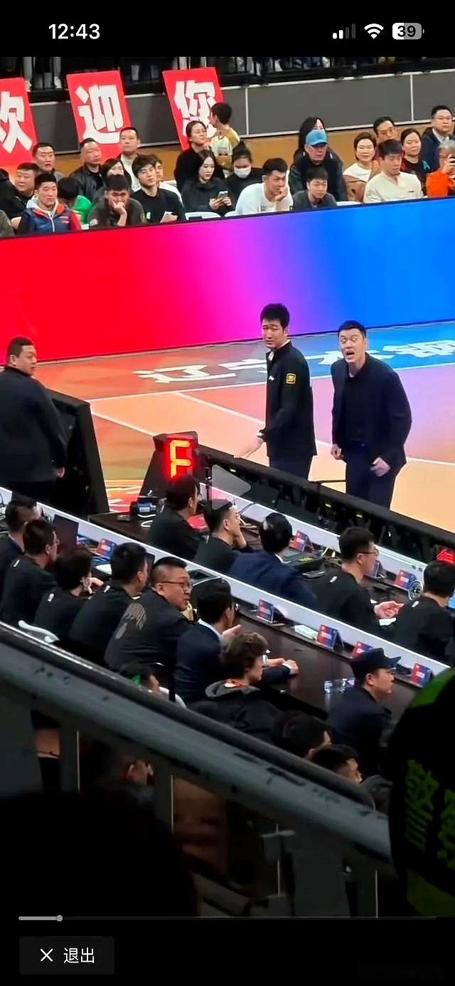 关键时刻，教练布置战术，助球队取得胜利的简单介绍