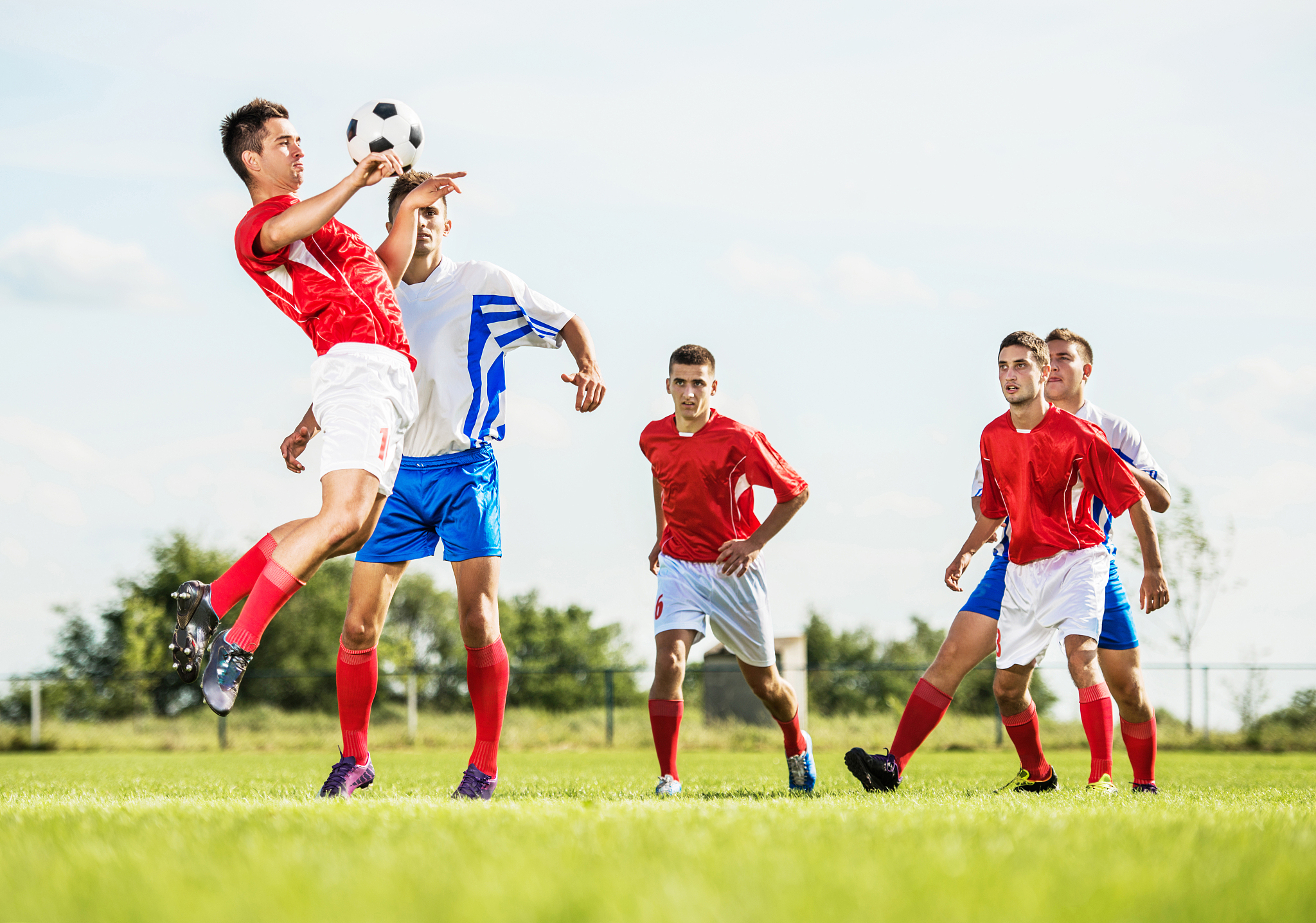 足球职业比赛瞩目景象，队伍拼搏拼尽全力的简单介绍